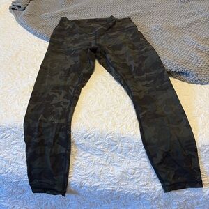Lululemon size ten army